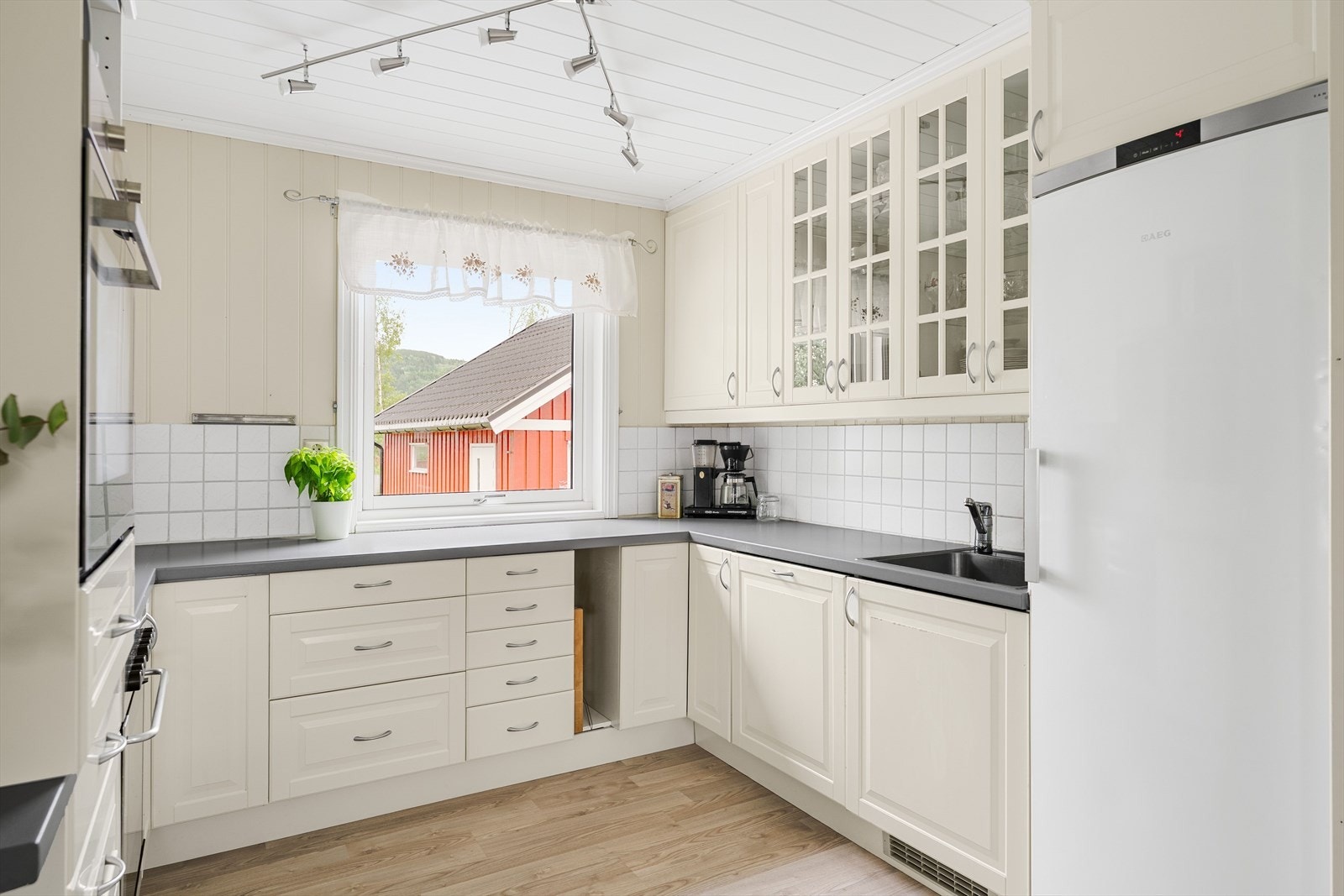 Kjøkkenet er praktisk innredet og byr på rikelig med skap- og benkeplass. Galleribilde