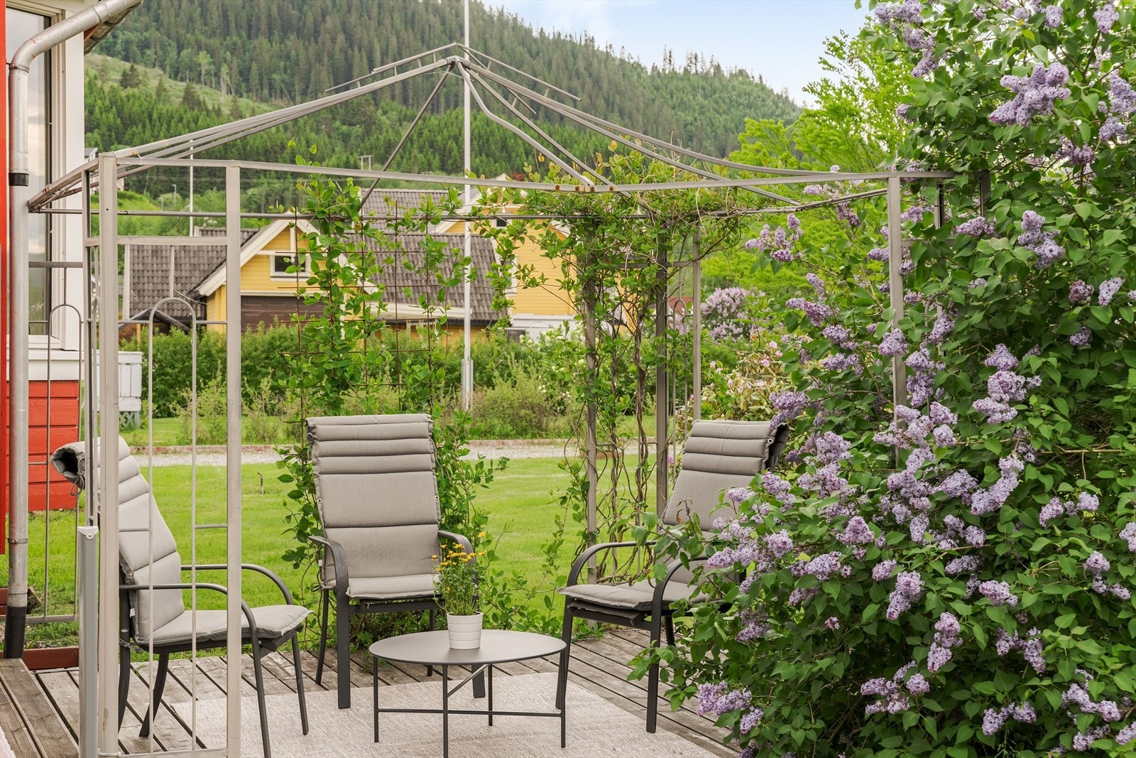 Selger informerer om gode solforhold med sol fra ca. 8/9 til 20/21 sommerstid. Galleribilde