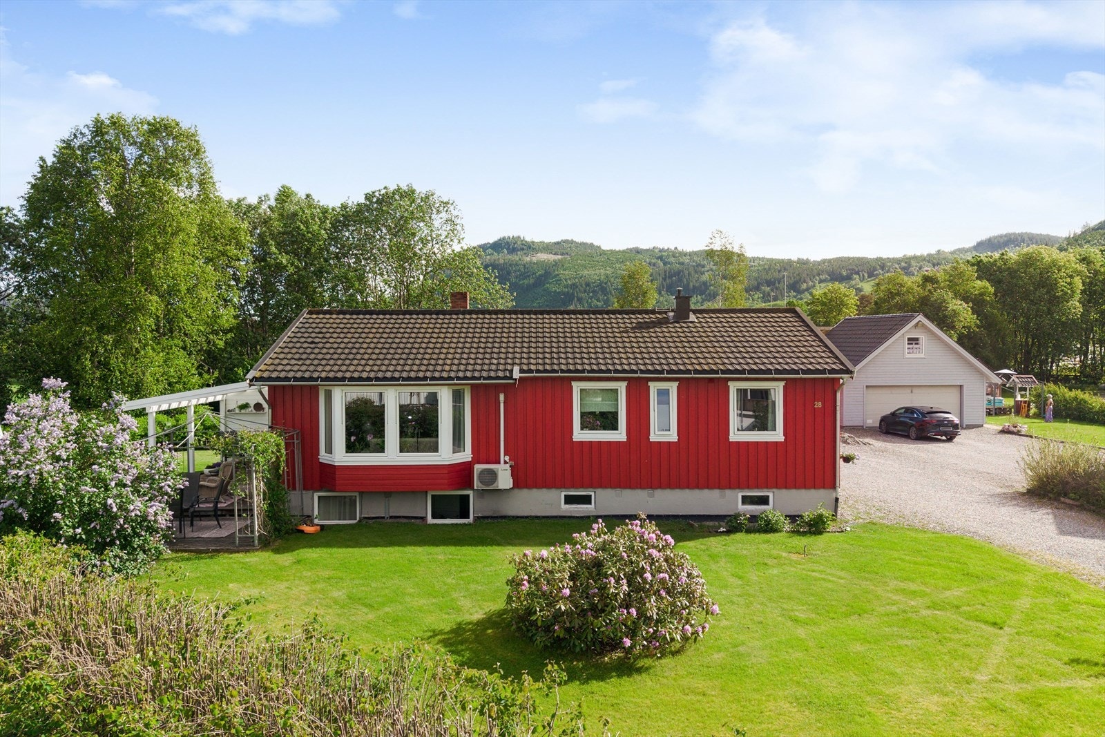 Eiendommen strekker seg over 1 705 m² med pent opparbeidede uteområder og noe naturtomt. Galleribilde