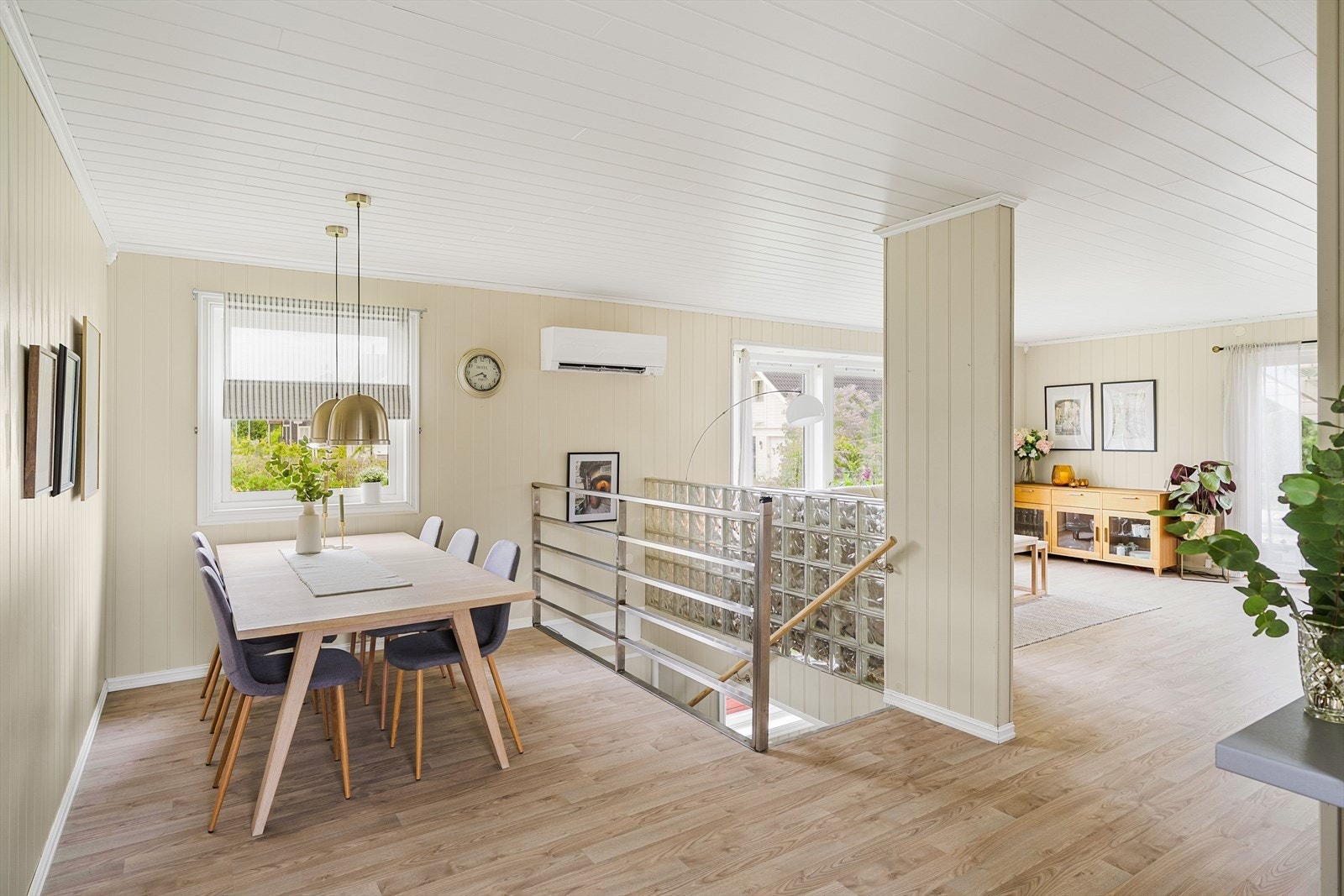 Boligen har et totalt areal på 168 m² BRA-i fordelt over to plan, med kjøkken, stor stue, kjellerstue, 4 soverom, 2 bad og eget vaskerom. Galleribilde