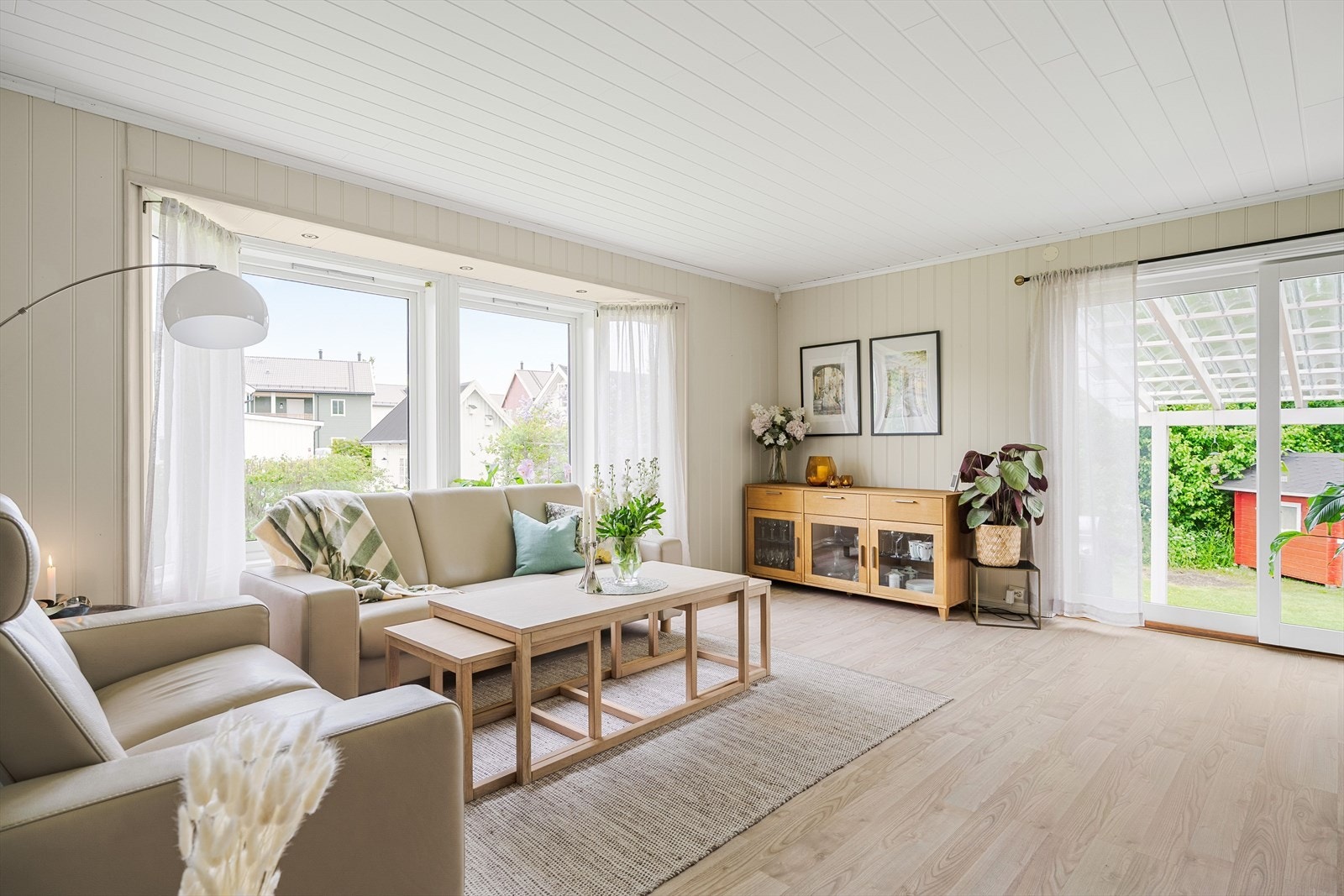 Stuen er todelt med et totalt areal på hele 46 m². Her er det egen sone for spisestue, og god plass til sittegruppe og sofahjørne. Galleribilde