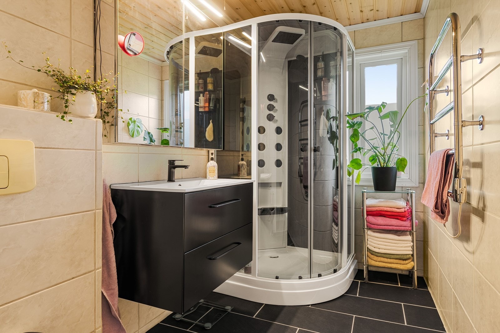 Badet i 1. etasje er oppgradert i 2007 med fliser på gulv og vegger. Det er ved hulltaking ikke registrert fukt, og takstmann har vurdert punktet til TG0. Galleribilde
