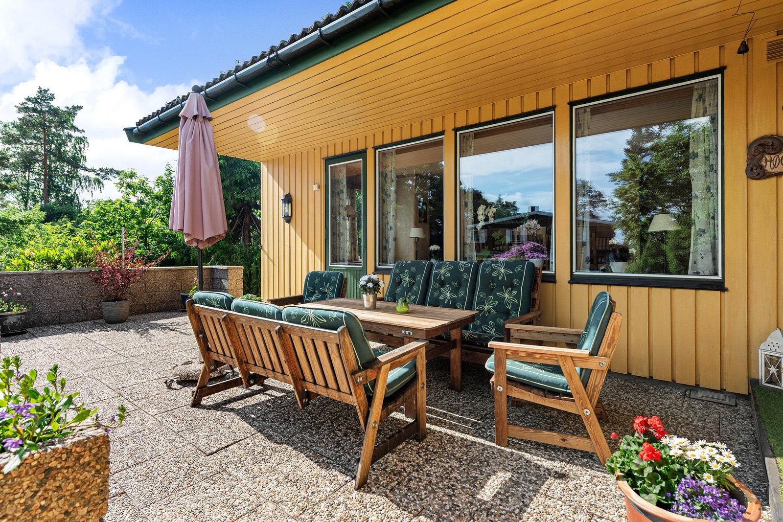 Uteplass med gode solforhold Galleribilde
