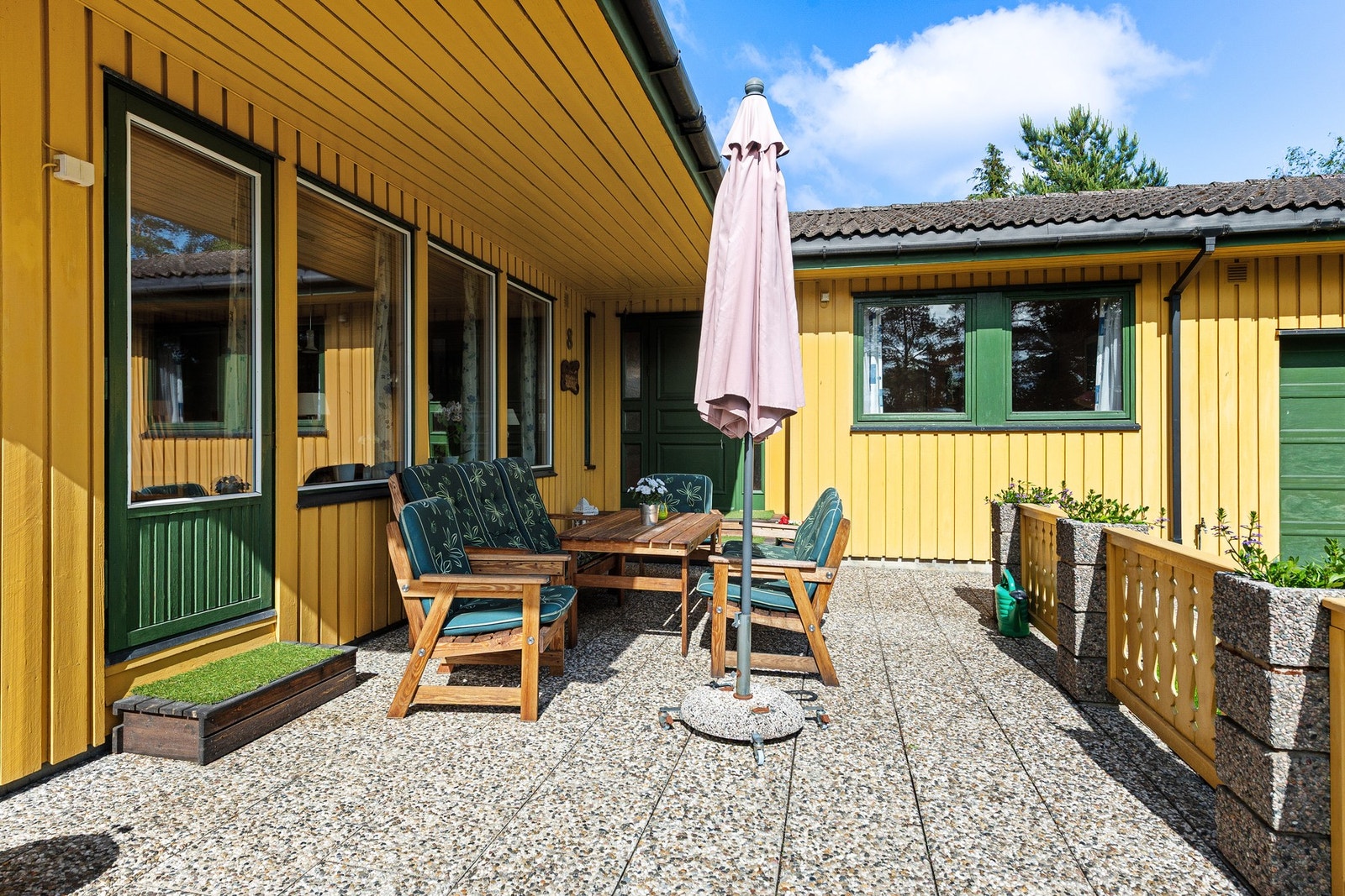 Uteplass med gode solforhold Galleribilde