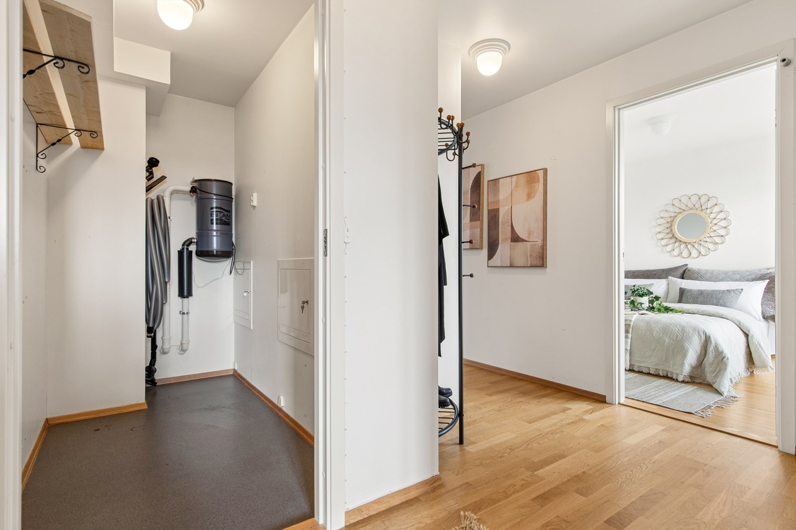 Praktisk innvendig bod i tilknytning til entréen gir god lagringsplass. Galleribilde