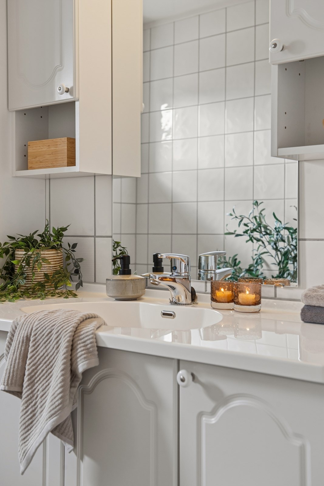 Godt med oppbevaringsplass i baderomsinnredningen med både underskap og overskap. Galleribilde