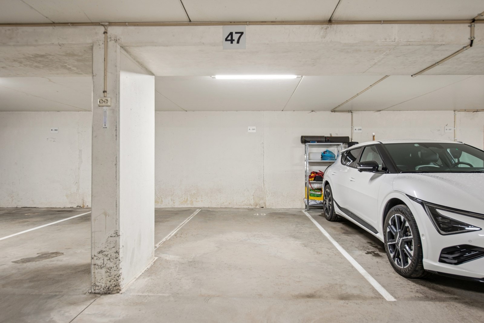 Leiligheten disponerer én biloppstillingsplass i felles parkeringskjeller. Galleribilde