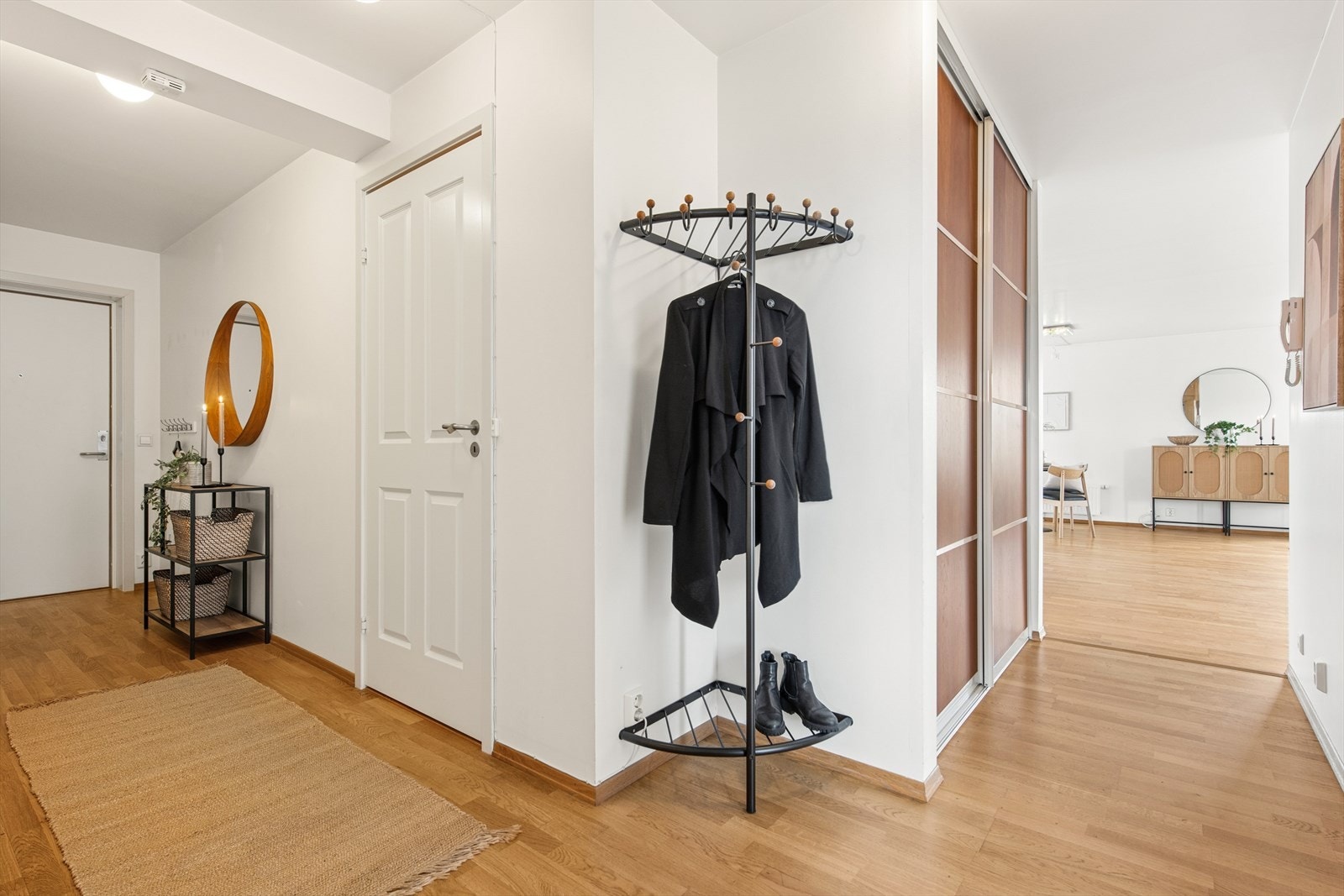 Velkommen inn! Praktisk skyvedørsgarderobe for yttertøy og sko. Galleribilde