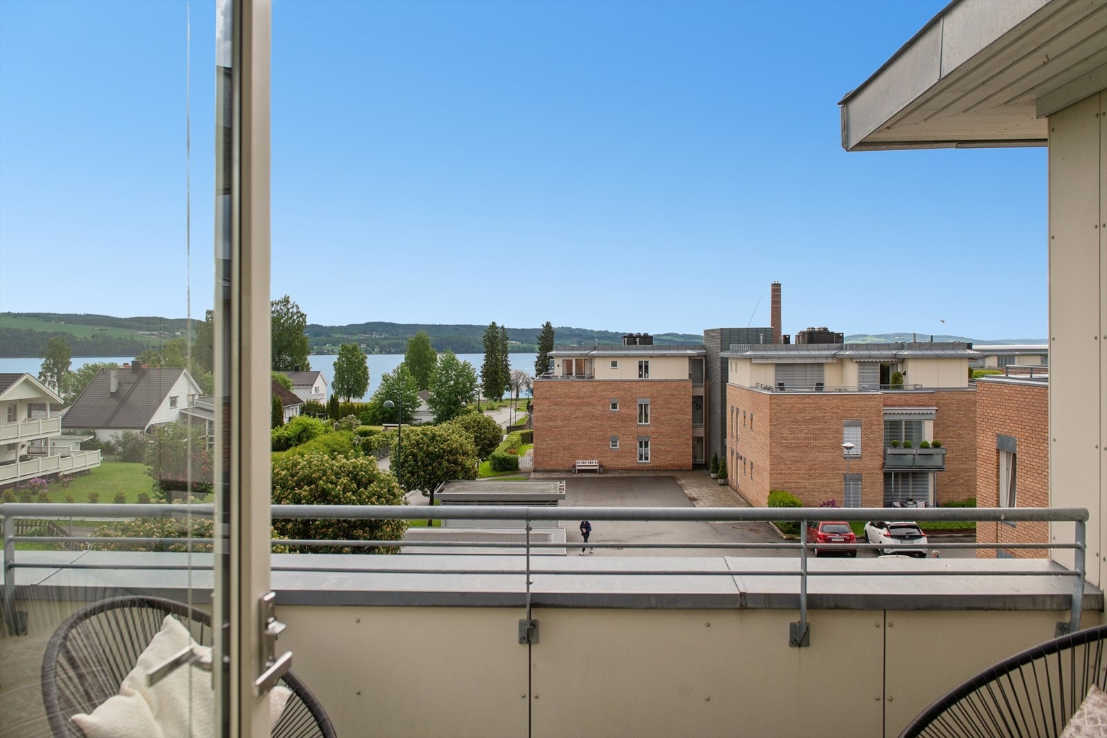 Fra den nordøstvendte altanen er det utsikt mot Mjøsa. Galleribilde
