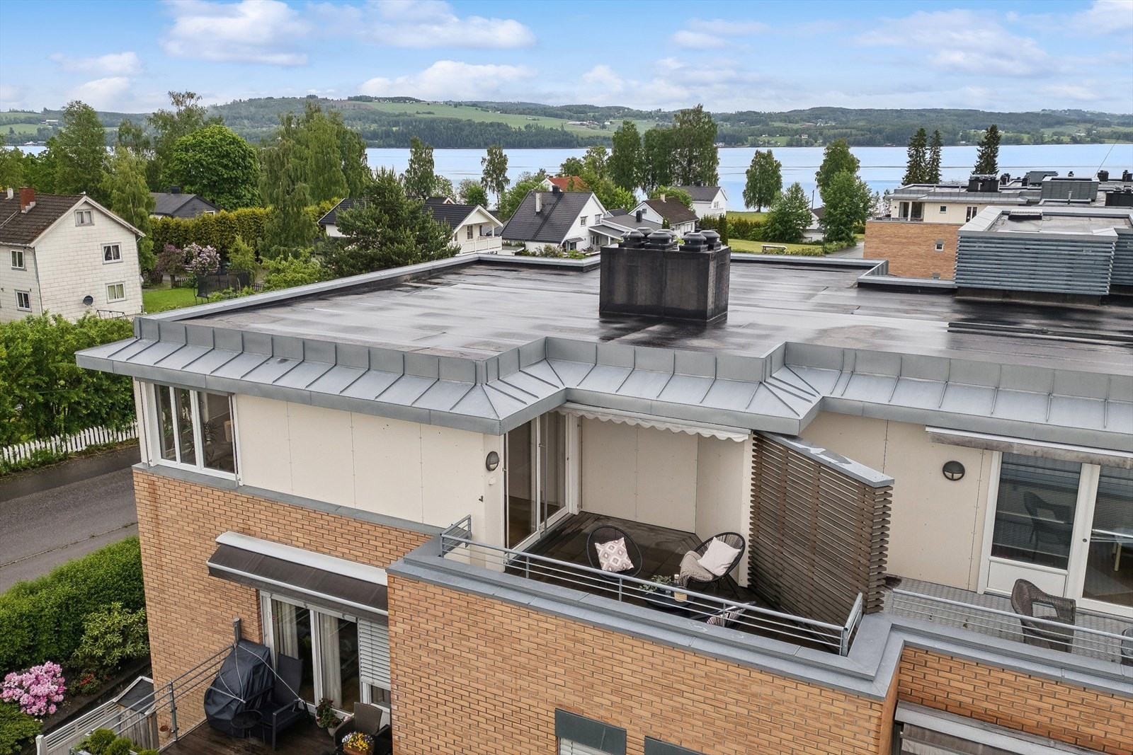Her kan du nyte solrike og varme sommerdager fra to flotte uteplasser på hver sin side av bygget. Galleribilde