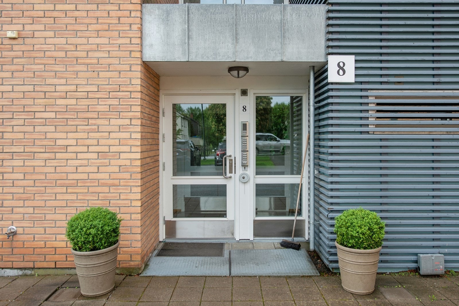 Felles inngangsparti til Vikenvegen 8 i Mjøstunet Boligsameie. Galleribilde