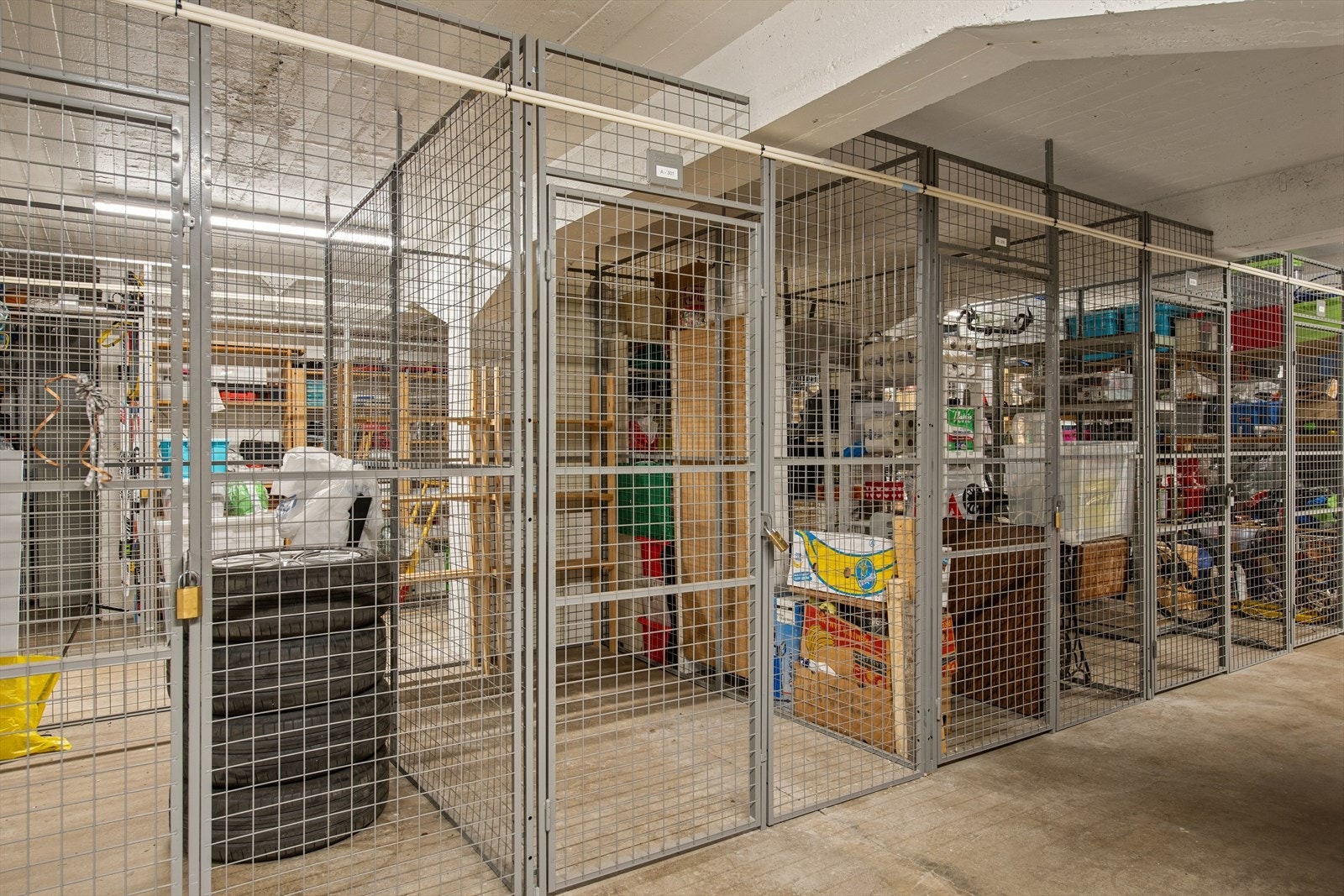 Leiligheten disponerer en nettingbod på ca. 3 m² i kjelleren. Galleribilde