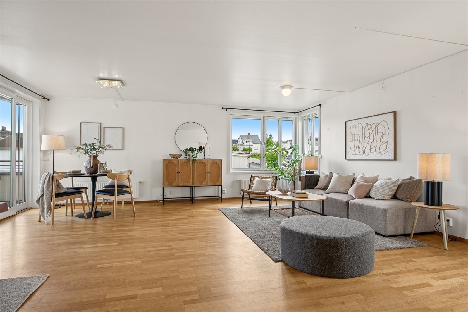 Den romslige stuen har god plass til både sofagruppe og spisebord, og har utgang til begge altanene. Galleribilde
