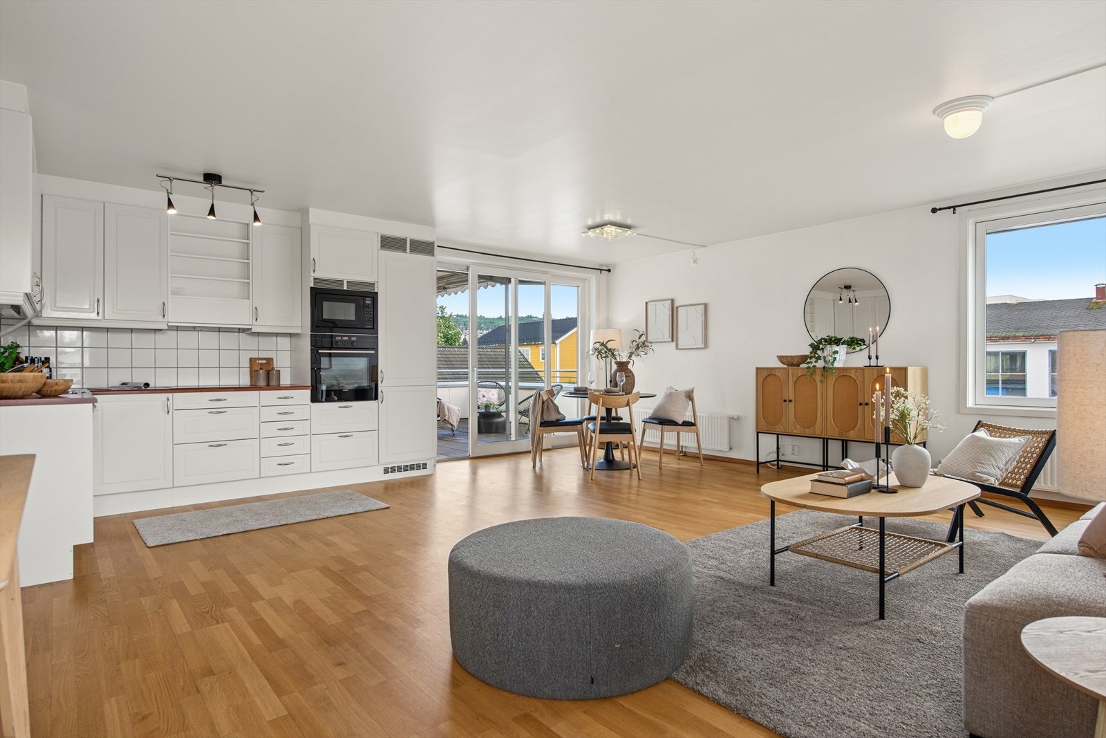 Oppvarming via radiatorer med vannbåren varme fra felles sentralfyr sikrer en jevn og behagelig innetemperatur. Galleribilde