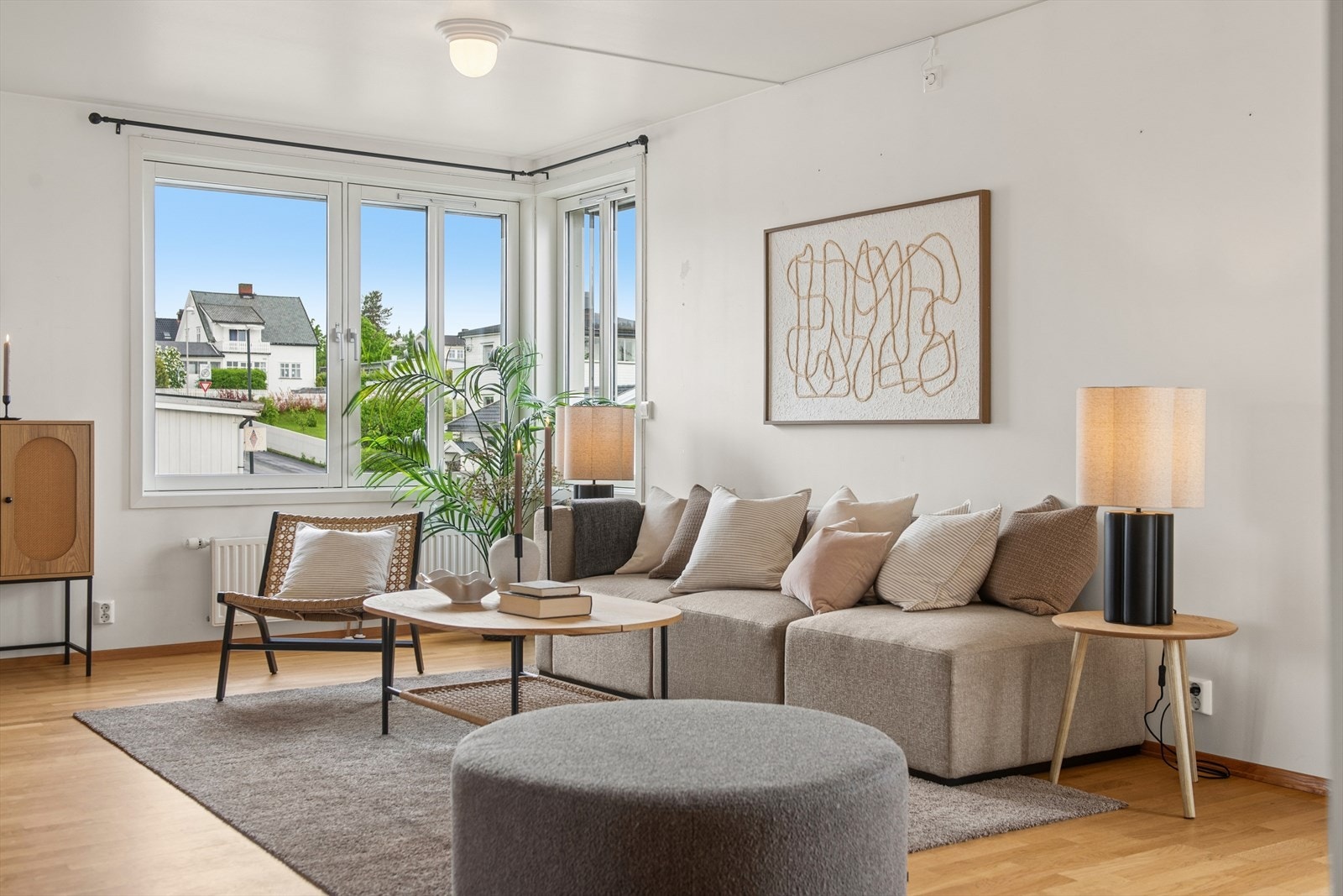 Hjørneplasseringen og store vindusflater med 2-lags isolerglass gir rikelig med dagslys i stuen. Galleribilde