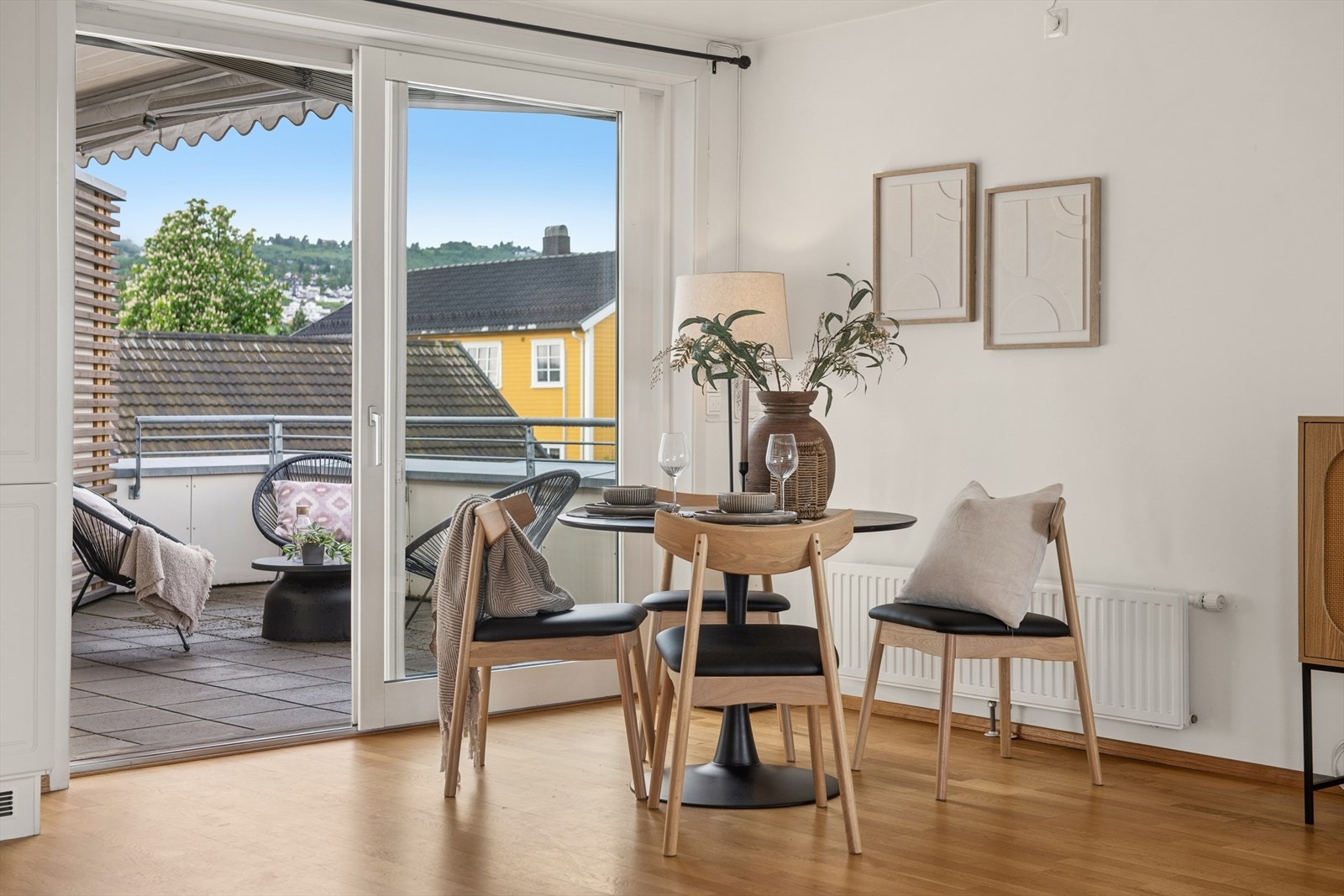 Fra spisestuen er det direkte utgang til den vestvendte altanen. Galleribilde