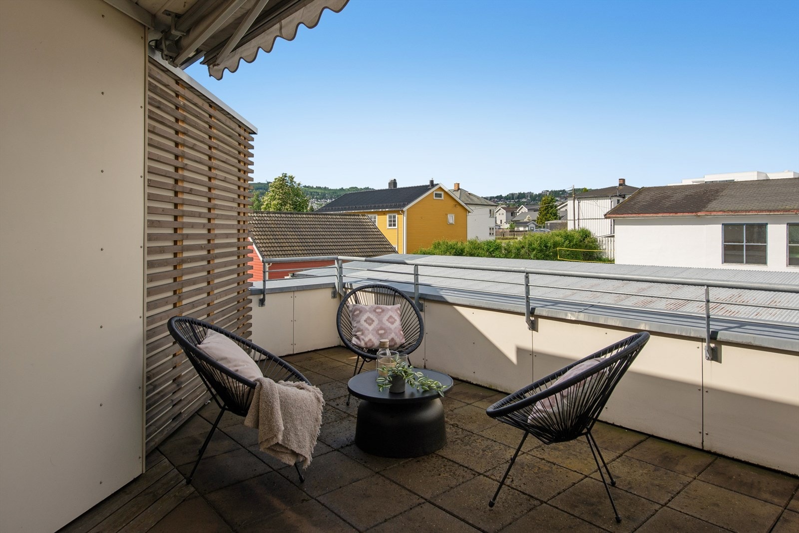 Leiligheten har to altaner, en vestvendt med adkomst fra stuen og en nordøstvendt med adkomst fra stue og soverom. Galleribilde