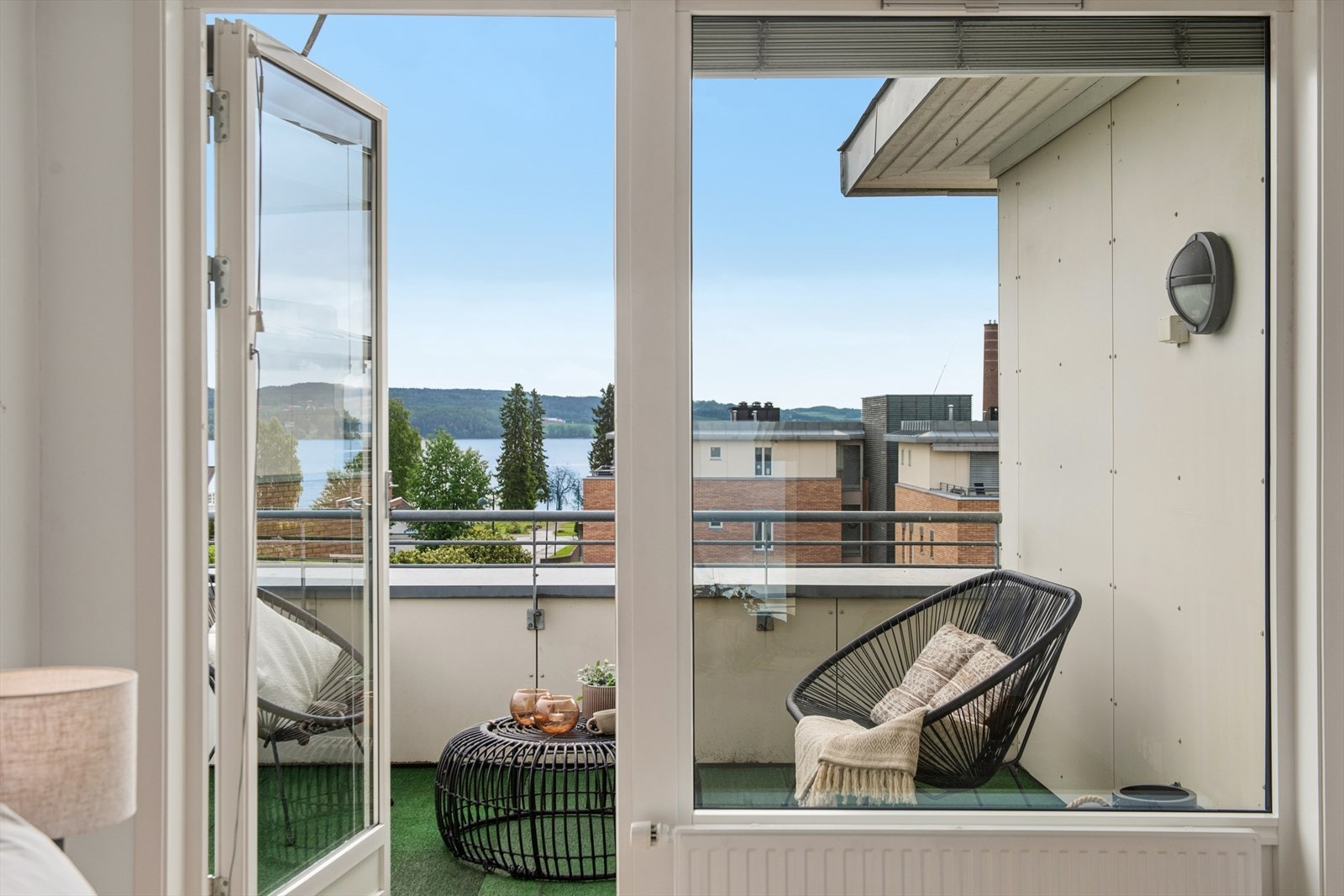 Fra det stuen og det ene soverommet er det direkte utgang til den nordøstvendte altanen med utsikt mot Mjøsa. Galleribilde