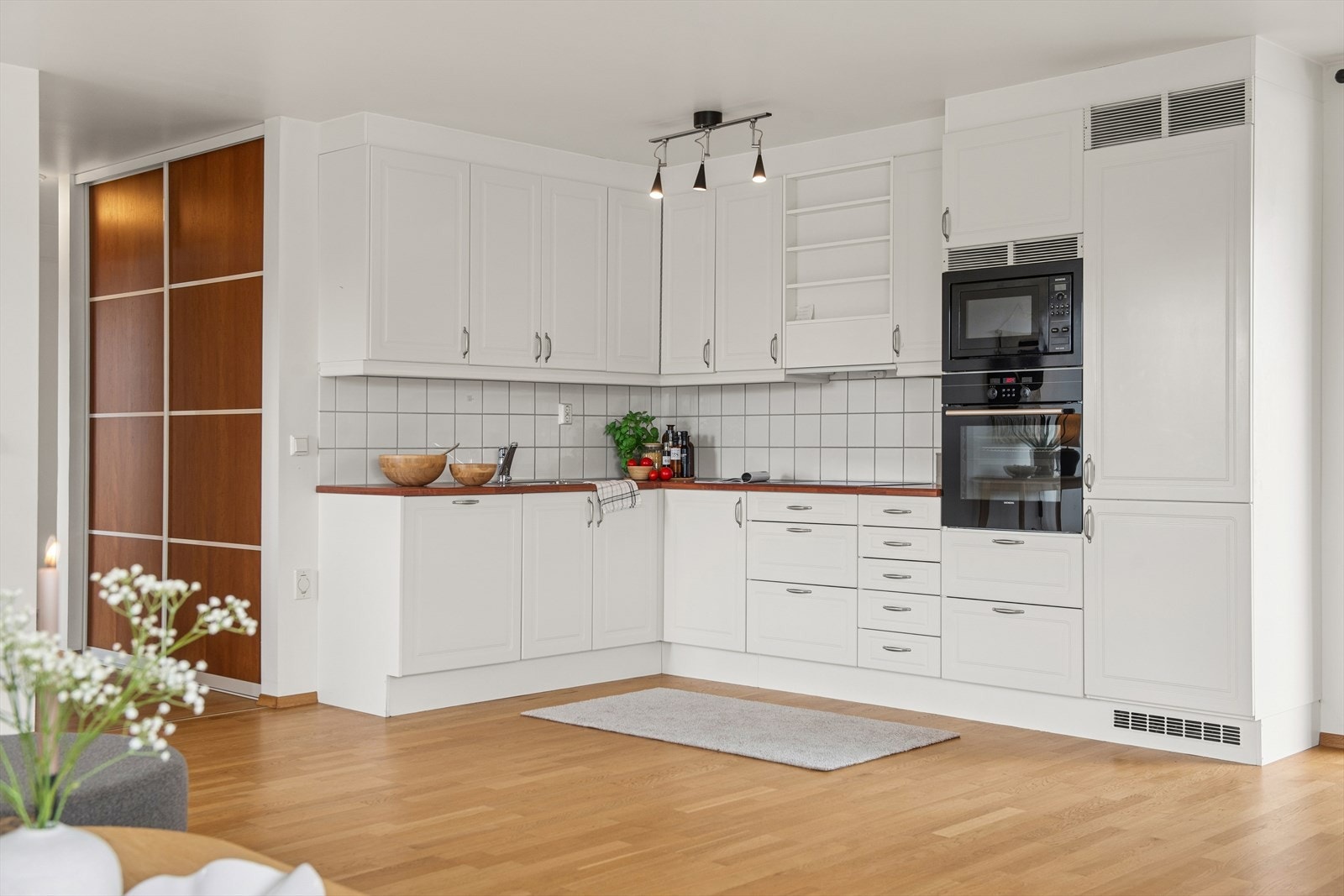 Kjøkkeninnredning med profilerte fronter og laminert benkeplate med god arbeidsflate. Galleribilde