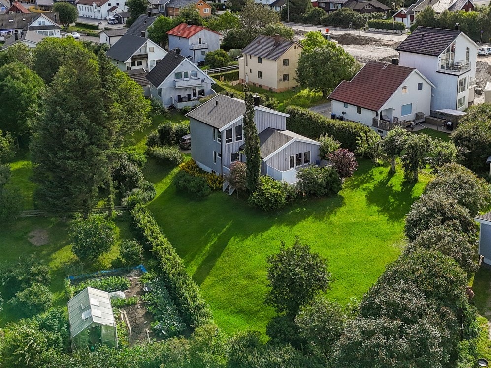 DNB Eiendom AS RØNVIK - Romslig, innbydende & velholdt enebolig | rolig område, skjermet og ettertraktet | Stor solrik tomt på ca 1,3 mål |