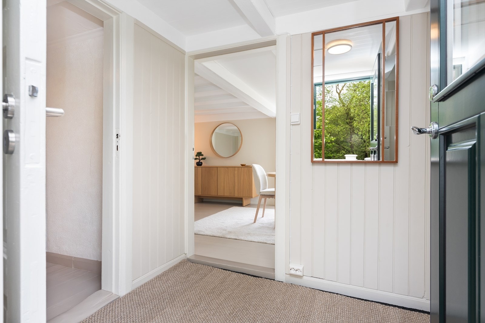 Entréen ønsker velkommen med panelte vegger og siktlinje inn mot stuen. Galleribilde