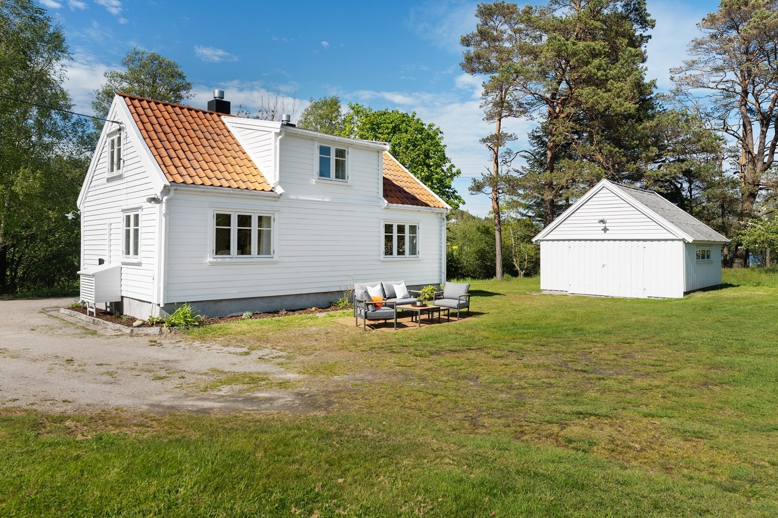 Deler av fasaden har fått ny kledning, blant annet gavlen mot nord-øst i 2023. Galleribilde