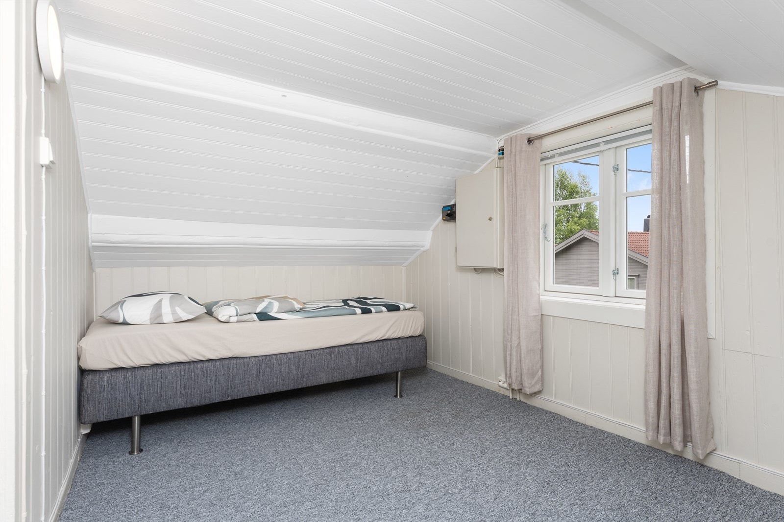 Soverom med panelte vegger og tak. Galleribilde