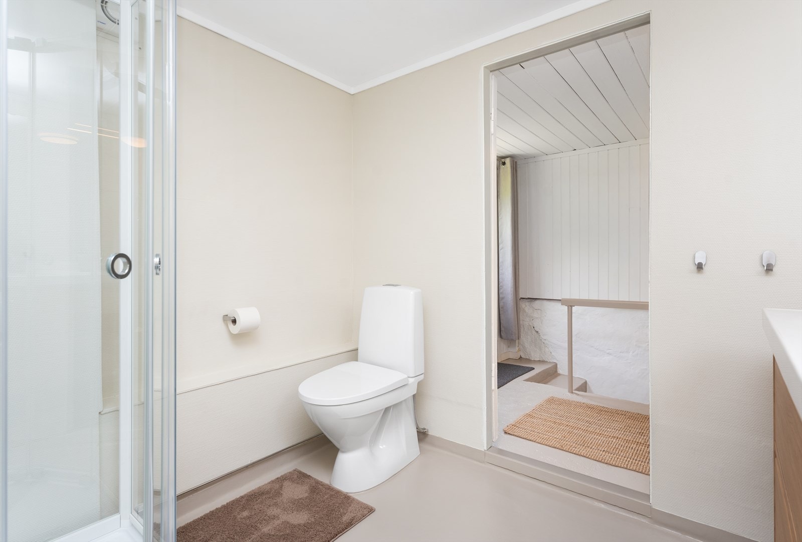 Badet har støpt gulv og tapetserte vegger. Galleribilde