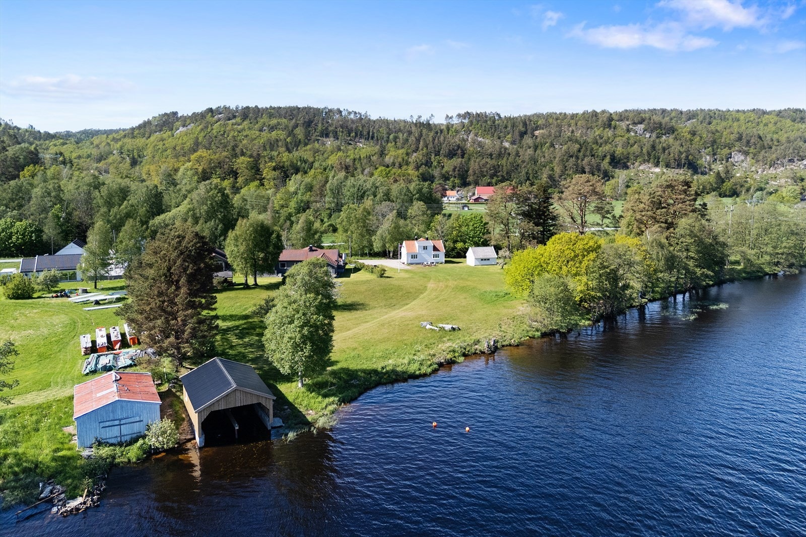 Oversiktsbilde som viser eiendommens unike beliggenhet ved elva. Galleribilde