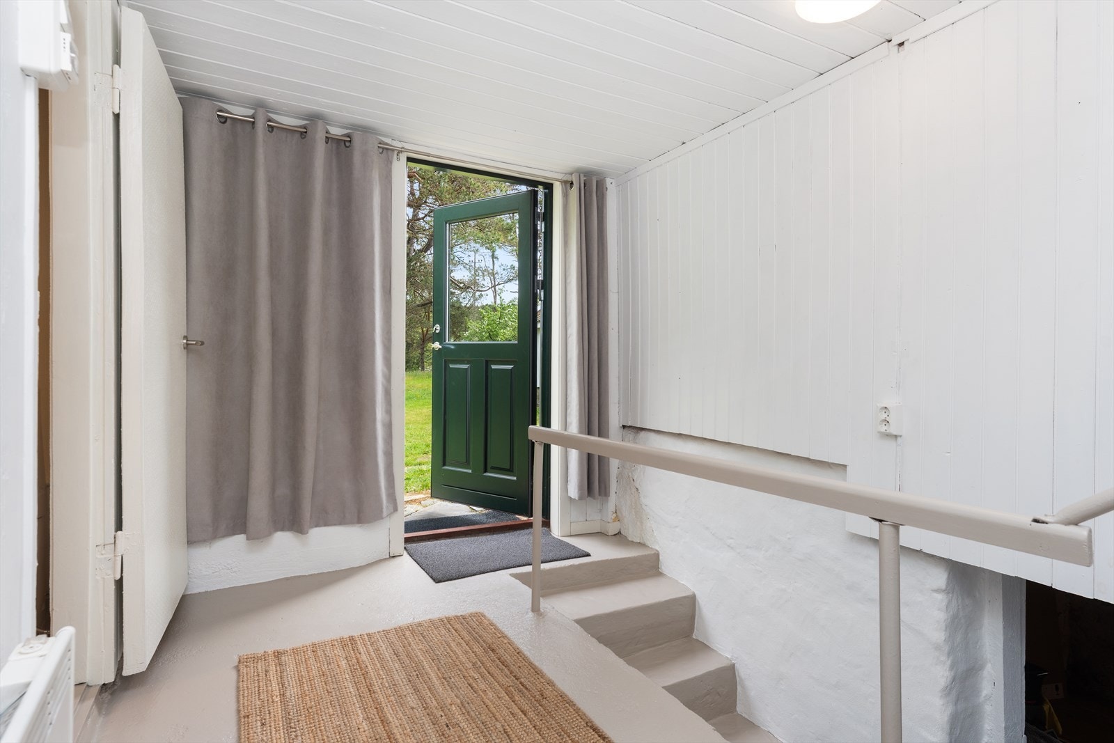 Fra gangen i bislaget er det direkte utgang til hagen. Galleribilde