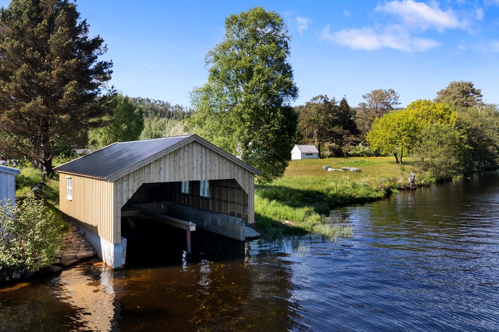 Det nylig oppgraderte båthuset har plass til to båter og gir direkte tilgang til elva og videre ut til sjøen. Galleribilde