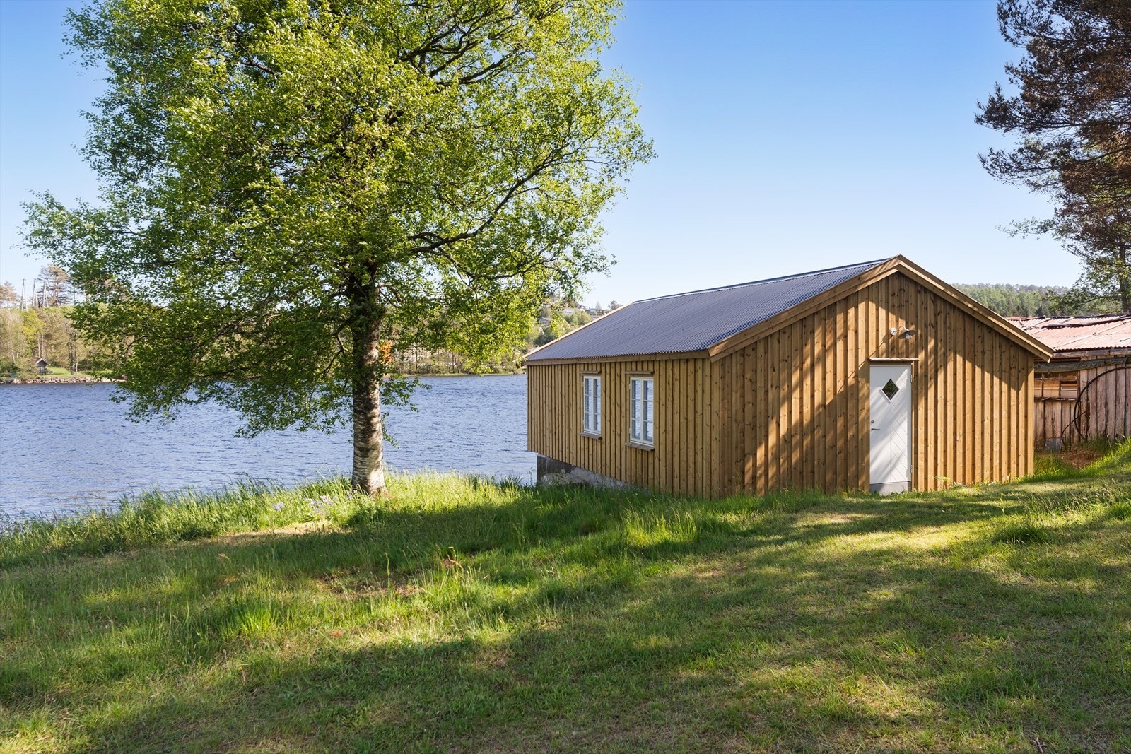 Båthuset sett fra elvebredden. Galleribilde