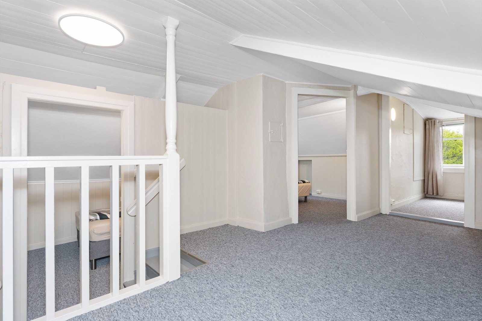 Gangarealet på loftet binder sammen de fire soverommene. Galleribilde