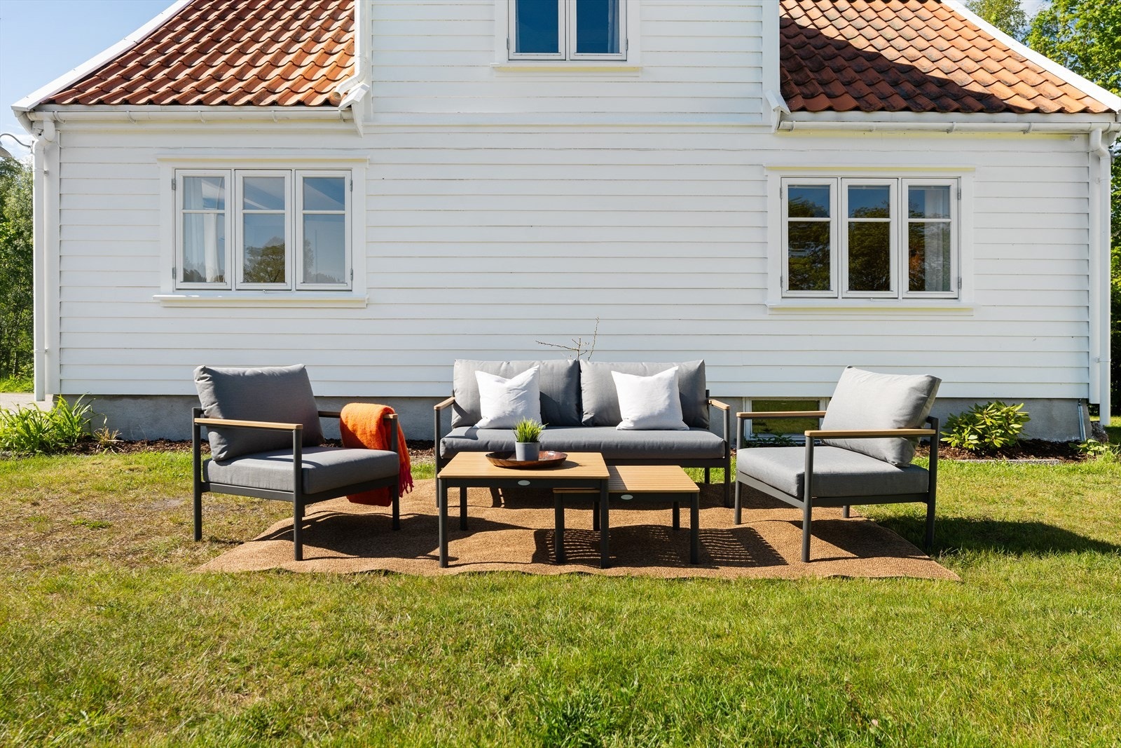 Uteplass på gressplenen med god plass til en større sittegruppe. Galleribilde