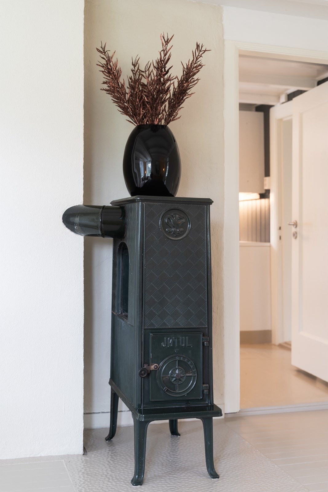 Detalj av den klassiske Jøtul vedovnen i stuen. Galleribilde