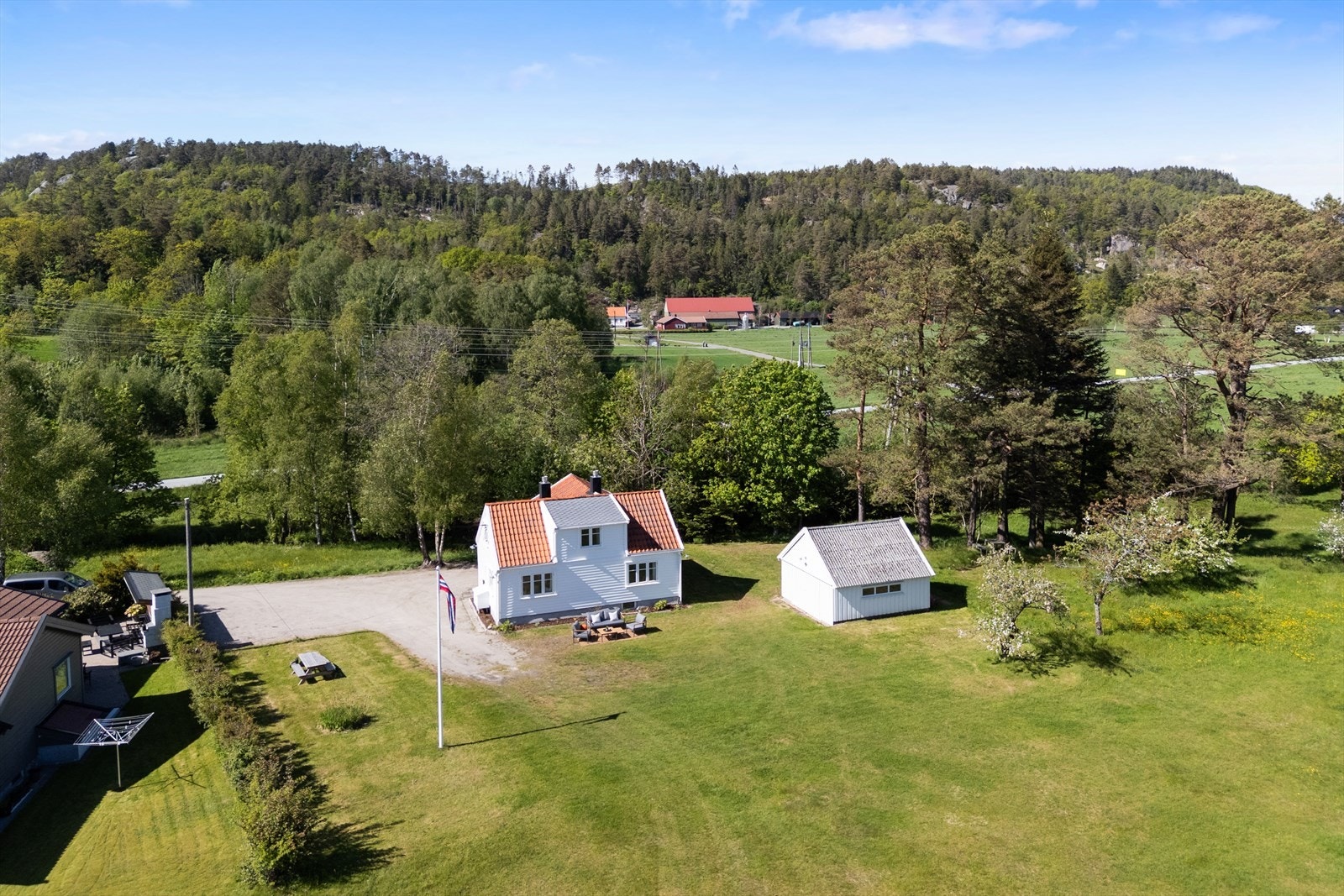 Eiendommen ligger i et etablert og rolig område. Galleribilde