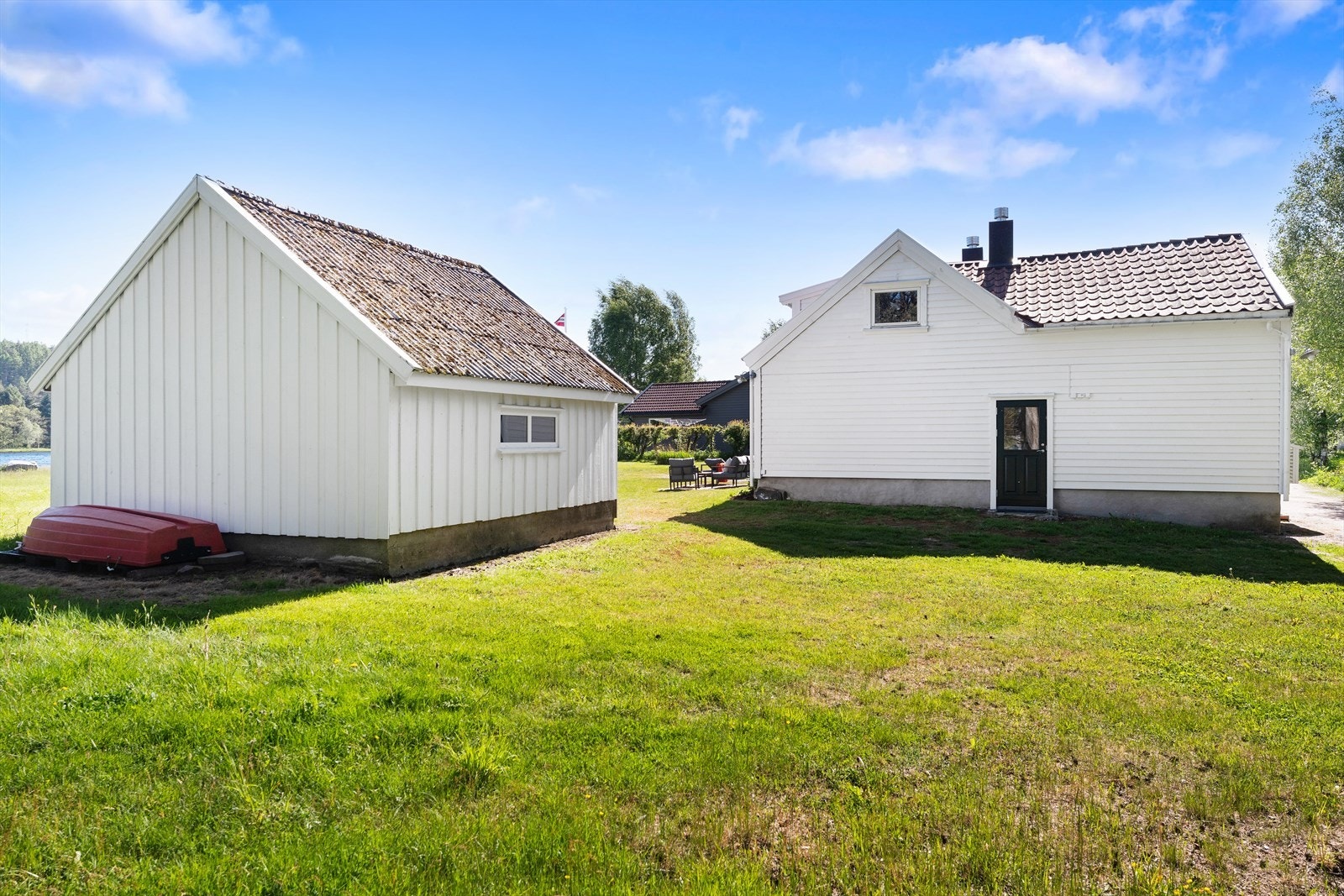 Eneboligen og garasjen sett fra hagen. Galleribilde