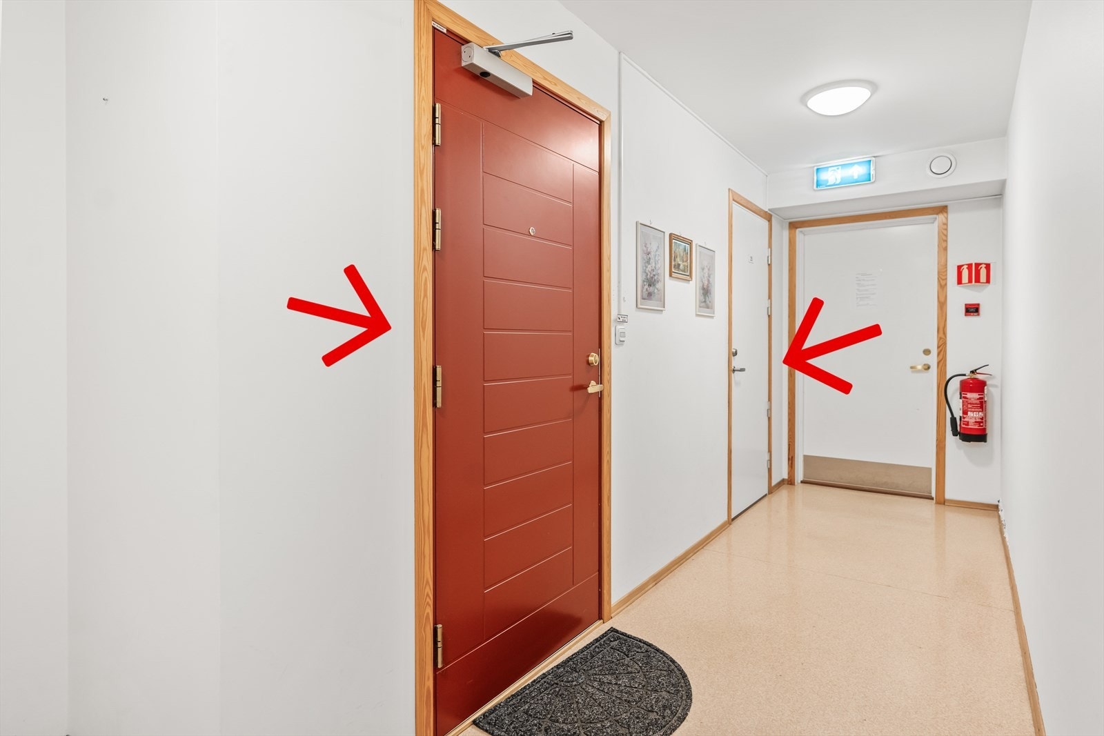 Romslig leilighet som har bod rett ved siden av inngangsdøren Galleribilde