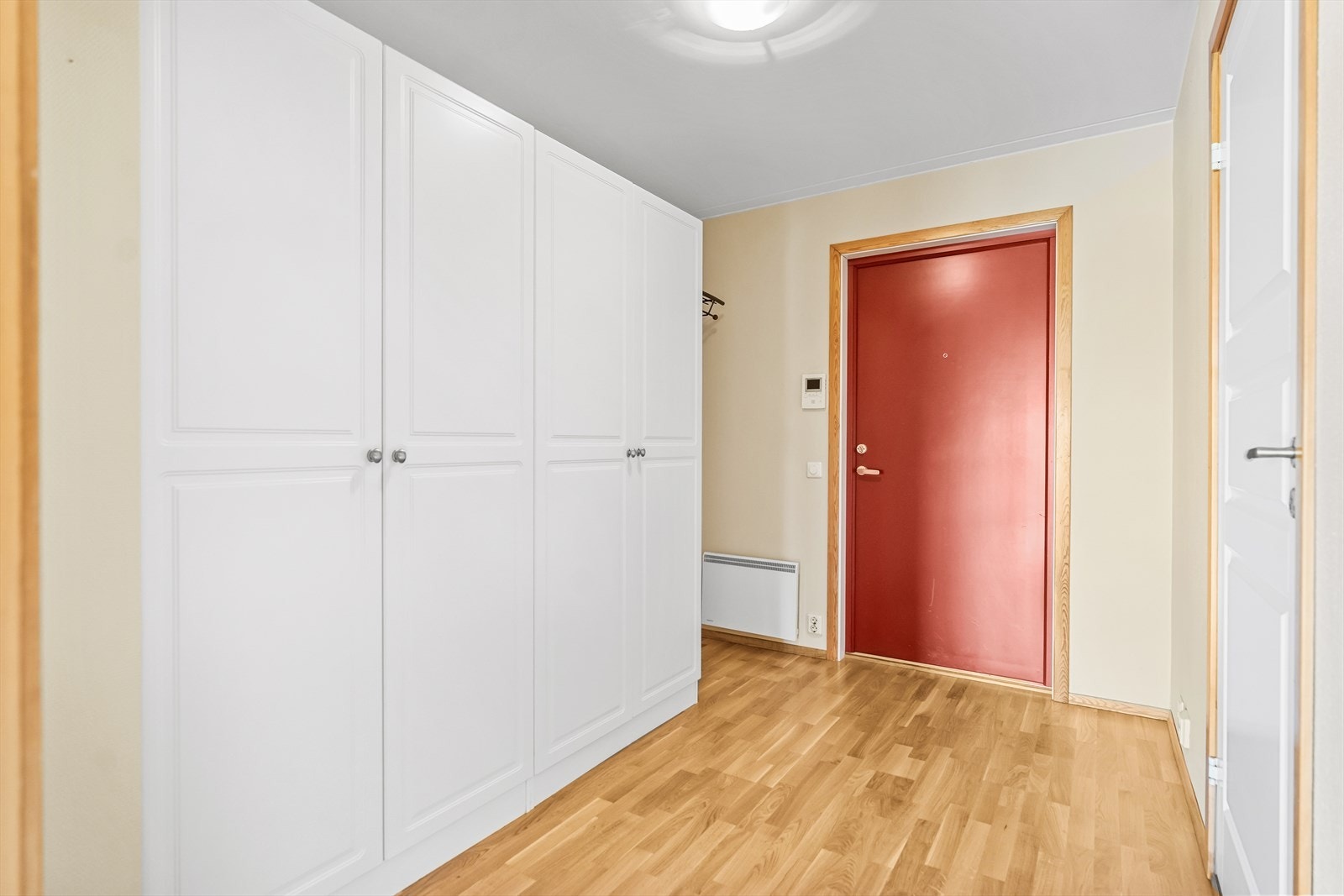 Velkommen inn - romslig entrè med plass til stort garderobeskap Galleribilde
