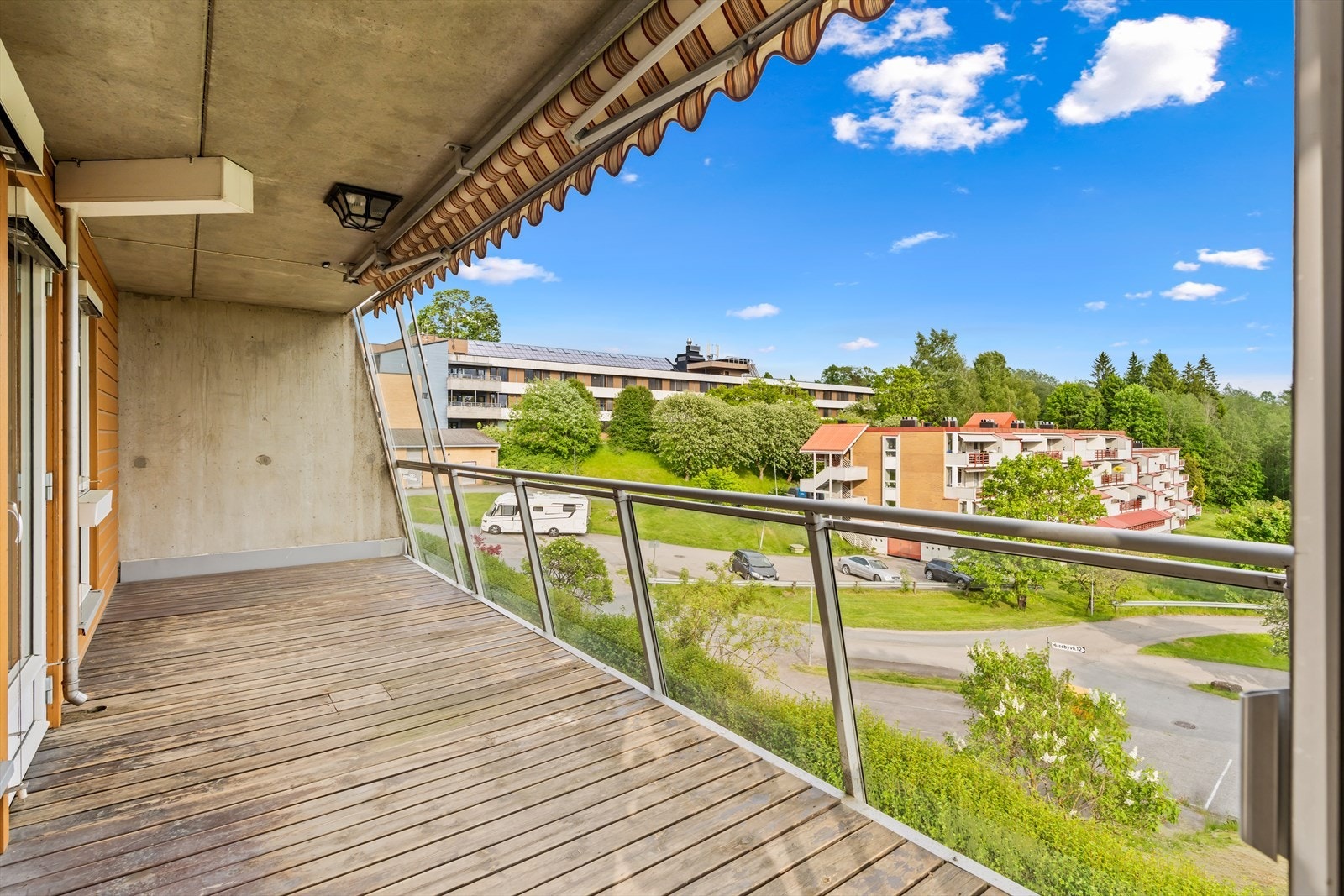 Uteplass med markise Galleribilde