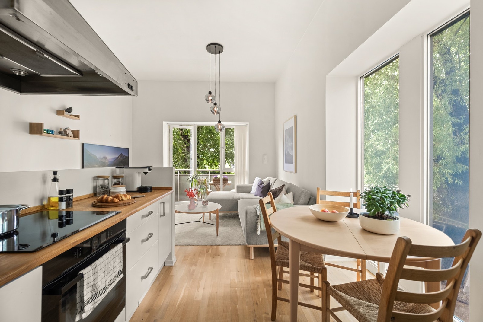 Det er plass til naturlig innredning av spisebord i tilknytting til kjøkkenet med herlig utsyn. Galleribilde