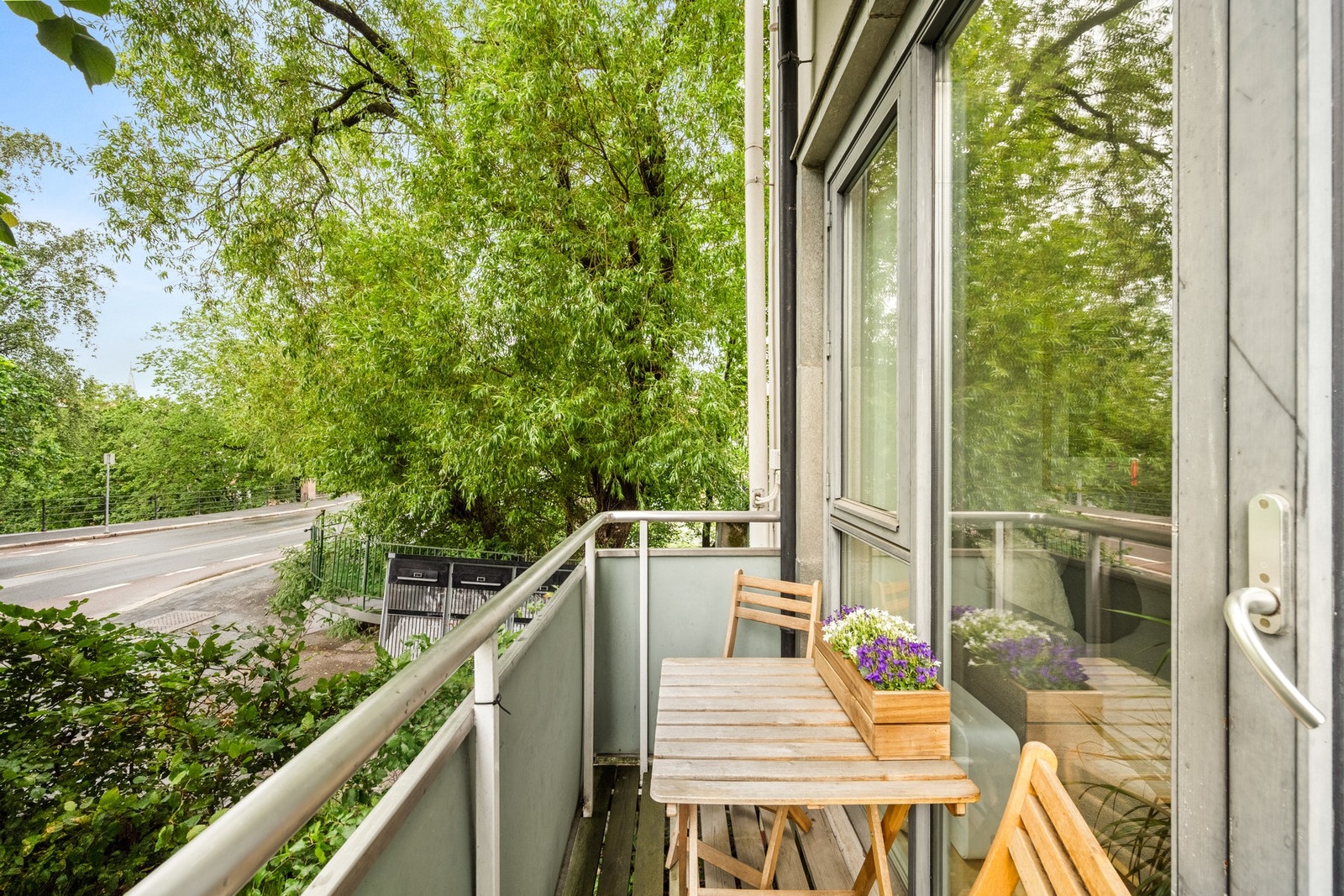 Balkongen er på ca. 2,4 m² og har plass til et kafebord. Galleribilde