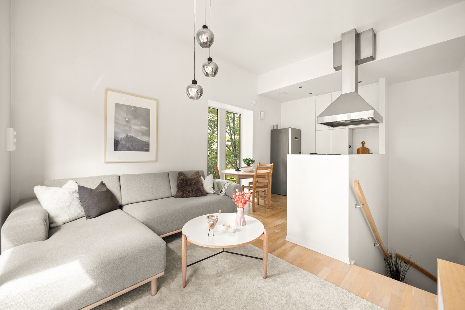 Leiligheten holder meget god standard etter at den ble omgjort fra næringslokale til bolig i 2007/2008. Galleribilde