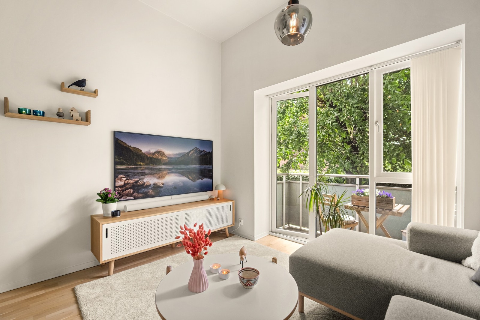 I stuen har du god plass til innredning av sofa og tilhørende mediemøbler. Galleribilde