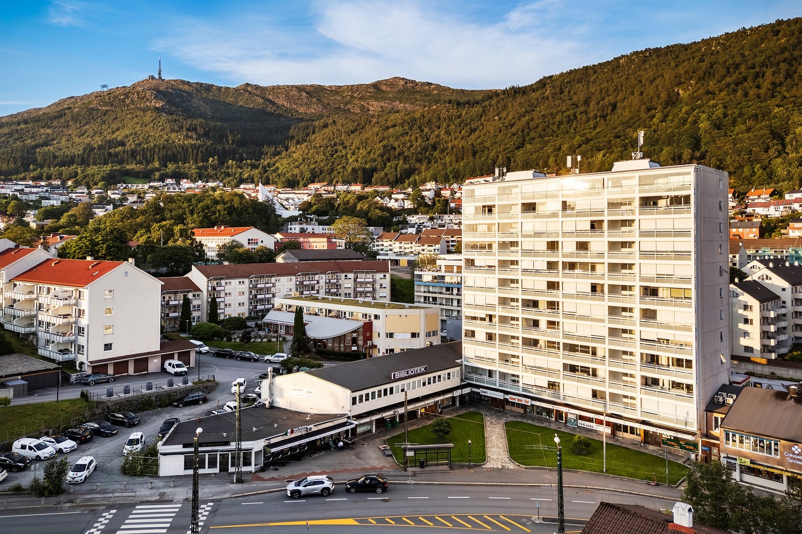 300-meter fra leiligheten finner du Landåstorget med dagligvarebutikk, i tillegg til søndagsåpen butikk med godt utvalg av frukt, grønnsaker, og hjemmelaget børek. Ifølge selger får du også Bergens beste oliven her. Du finner også bibliotek, frisør, fysio Galleribilde