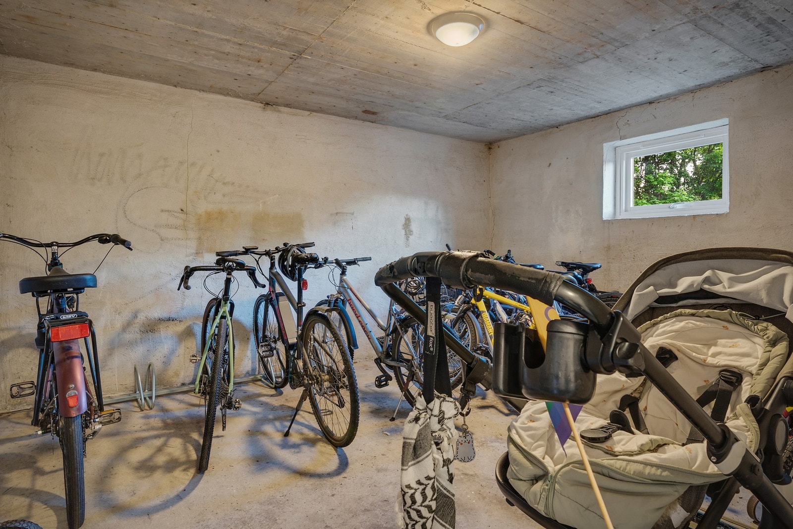 Felles sykkelbod rett innenfor inngangsdøren. Beboerne i oppgangen bruker blant annet boden til oppbevaring av sykler, barnevogner og akebrett. Galleribilde