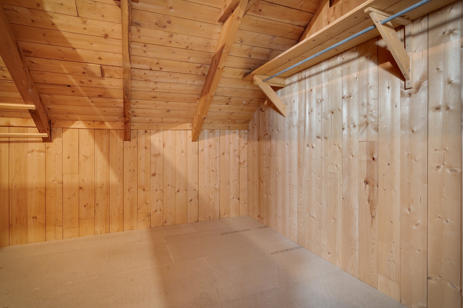 Det medfølger 3 boder til leiligheten. En på loftet og 2 i kjeller. (Bilde er av naboen sin bod men det er tilsvarende bod som tilhører leilgiheten). Galleribilde