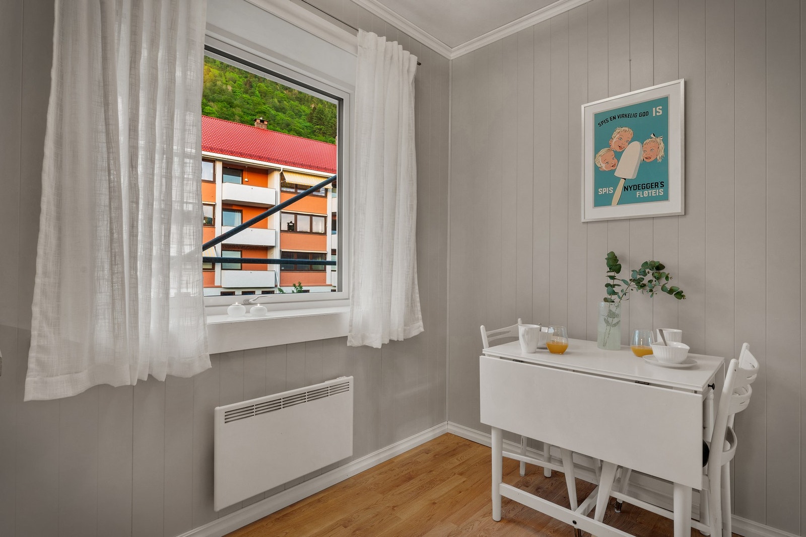 Det er også plass til et spisebord på kjøkkenet. Galleribilde