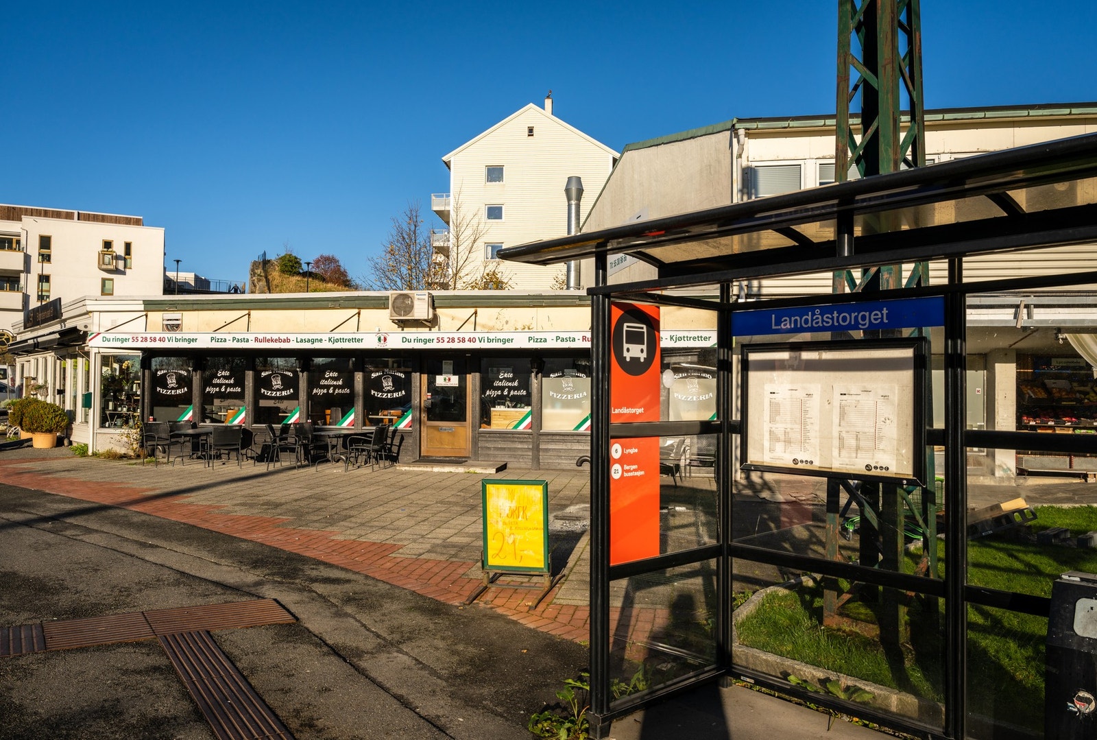 Like ved boligen er det flere busstopp med hyppige avganger. Boligen ligger blant annet i gangavstand til busslinjene 5, 6, 12, 20 og 16E som tar deg raskt til mange av byens studiesteder og arbeidsplasser, i tillegg til Haukeland sykehus. Galleribilde
