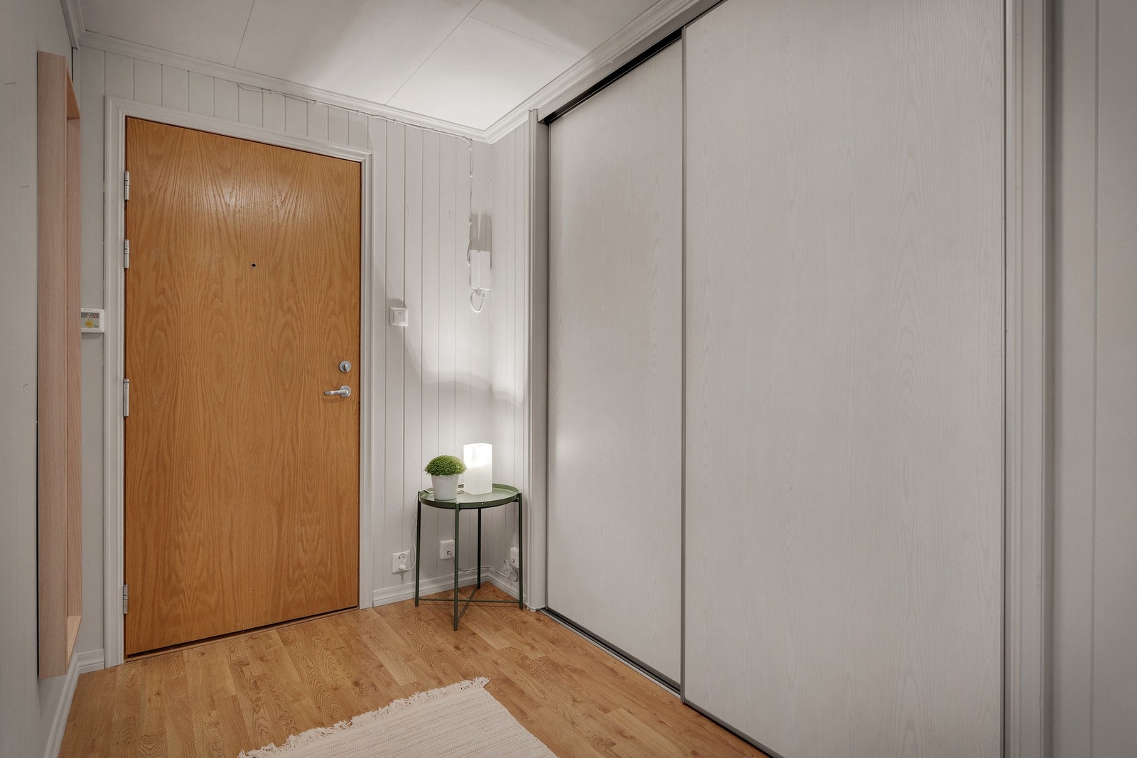 Inngangspartiet består av en romslig gang med et innebygd skap av god størrelse. Galleribilde